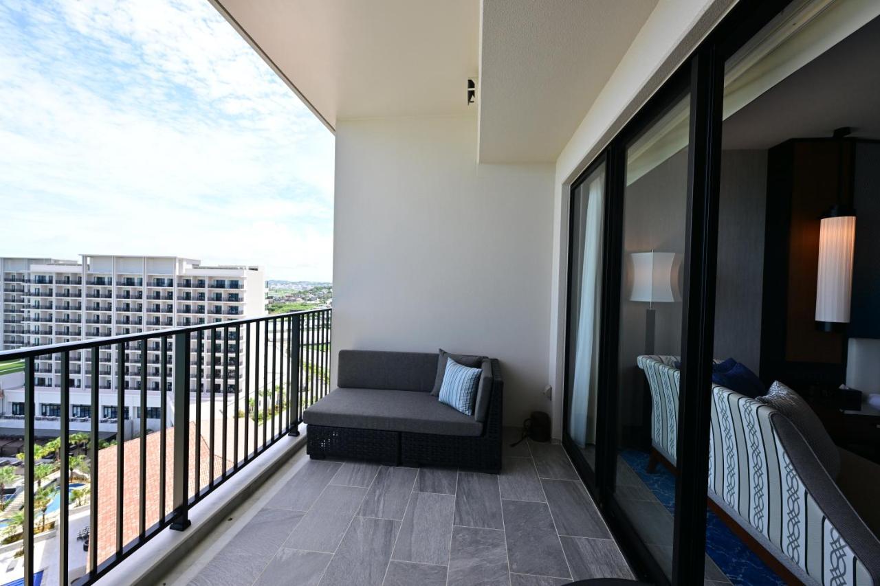 Ryukyu Hotel & Resort Nashiro Beach Itoman Extérieur photo A balcony in a hotel