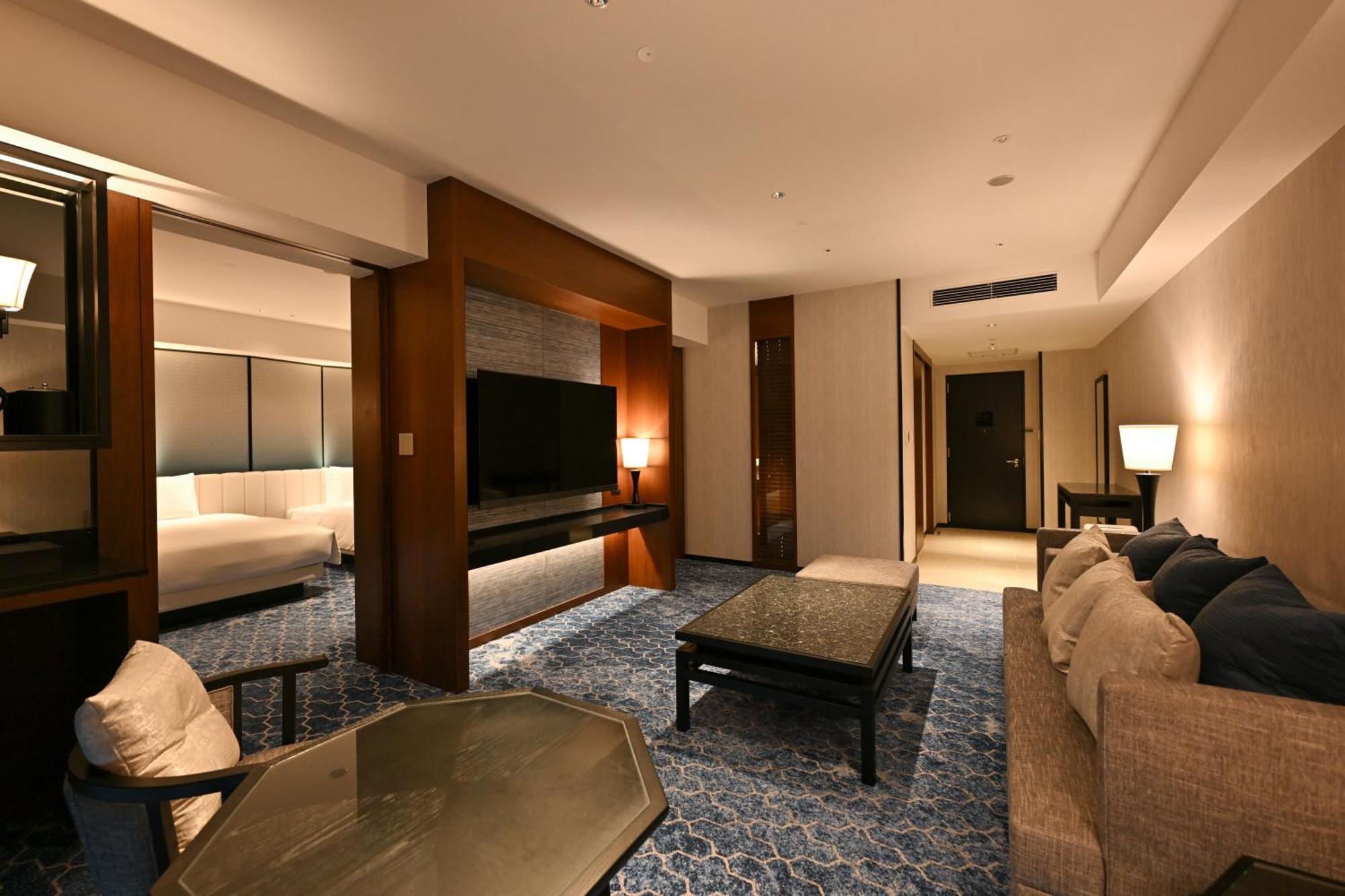 Ryukyu Hotel & Resort Nashiro Beach Itoman Extérieur photo A suite at the hotel