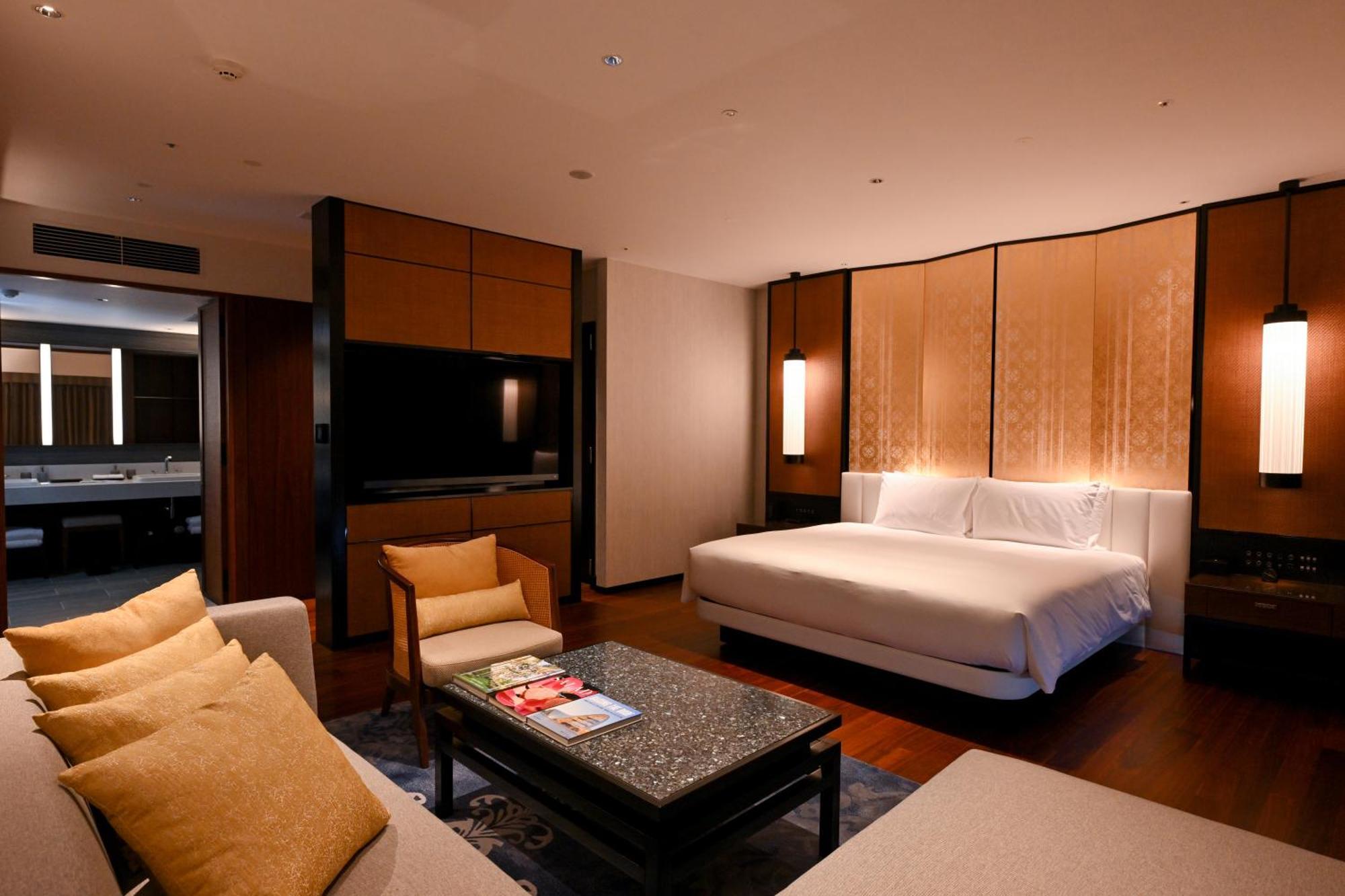 Ryukyu Hotel & Resort Nashiro Beach Itoman Extérieur photo A suite at the hotel